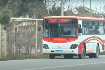“Koroğlu” metrosu – Buzovna marşrutunun sürücüsü sərnişinlərdən əlavə ödəniş tələb edib – İDDİA