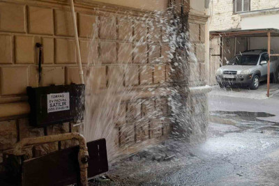 Puşkin küçəsini su basıb: su xəttində qəza