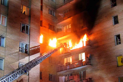 Nərimanovda hündürmərtəbəli binada yanğın olub – VİDEO