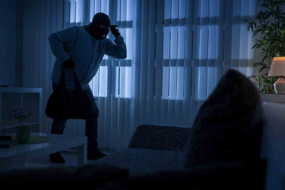 Lökbatan qəsəbəsində evdən pul oğurlanıb