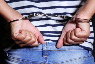 Bank kartından oğurluq etməkdə sübhəli bilinən qadın saxlanılıb