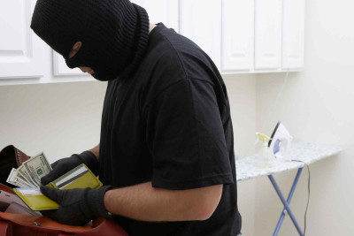 Bakıda qadından dələduzluq yolu ilə 2100 dollar oğurlanıb