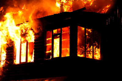 Sabunçu rayonunda ikimərtəbəli evdə yanğın olub