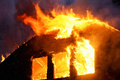 Xəzər rayonunda birmərtəbəli ev yanıb