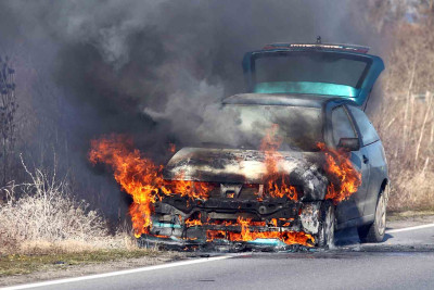 Qaradağda qəzaya düşən maşın alışıb