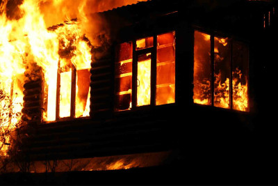 Xəzərdə 220 kv.m sahəsi olan ev yanıb