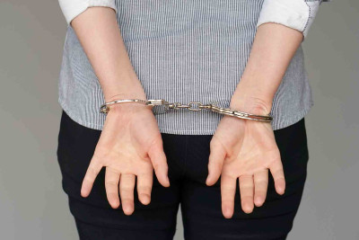 Nəsimi rayonunda dələduzluqda şübhəli bilinən qadın saxlanılıb