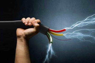 Məktəb elektrik cərəyanı vuran oğlan barədə açıqlama verib – YENİLƏNİB