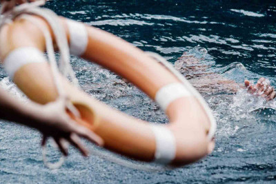 Dənizdə batan 2 nəfər xilas olunub