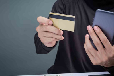 Paytaxt ərazisində sakinlərin kartlarından 7804 manat oğurlanıb