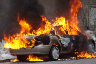 Xətaidə avtomobil maneəyə çarpılaraq yanıb