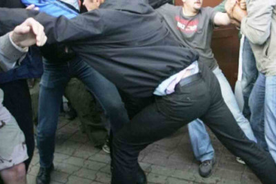 Gəncə prospektində kütləvi davada insan bıçaqlanıb