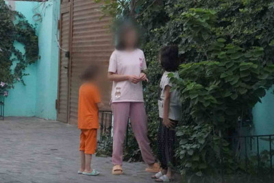 Bakıda spirtli içki aludəçisi olan valideynlər qızlarını dilənməyə məcbur ediblər