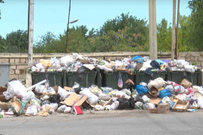 Zabrat qəsəbəsində zibil qutuları yığışdırılmır - VİDEO