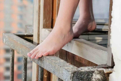 “Qobu Park”da gənc qız özünü binadan atıb