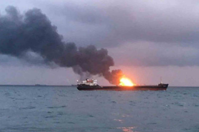Bakı akvatoriyasında gəmi yanıb