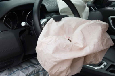 Şabranda gömrük əməkdaşları qəzaya düşüblər: ölən və yaralanan var