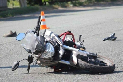 Nizami rayonunda avtomobil motosikleti vurub