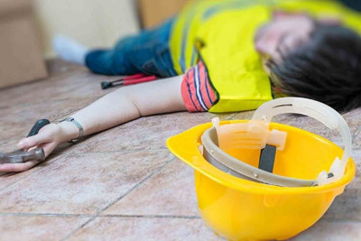 Bakı Dəniz Limanında işçi yıxılaraq ölüb