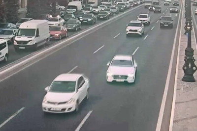 Heydər Əliyev prospektində sürət yarışı keçirən 2 sürücü saxlanılıb