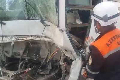 Suraxanıda yük maşını avtobusla toqquşub