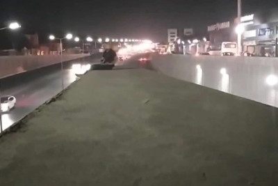 Bakı–Sumqayıt yolunda kişi özünü körpüdən atmaq istəyib – VİDEO