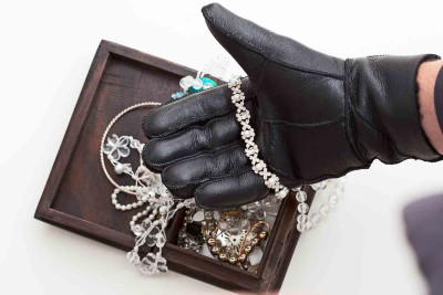 Bakıda evdən 10 minlik qızıl-zinət əşyaları oğurlanıb