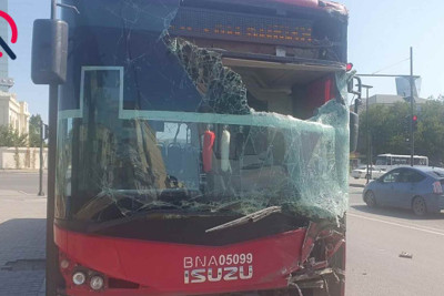Nərimanovda 2 avtobus toqquşub: 2 nəfər xəsarət alıb