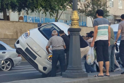 Gəncə prospektində yaşlı qadına görə avtomobil aşıb - VİDEO