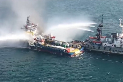 Yanğın baş vermiş təchizat gəmisində işlər davam etdirilir