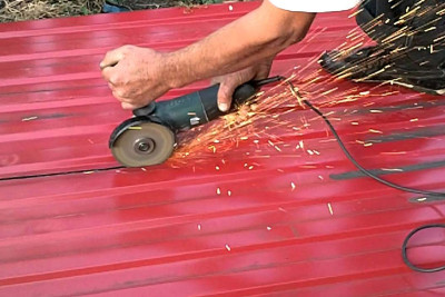 Yaşlı kişi özünü laqonda ilə doğrayıb