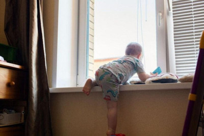 İki yaşlı uşaq eyvandan yıxılaraq öldü