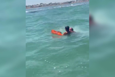 Şüvəlanda dənizdə batan gənc xilas olunub