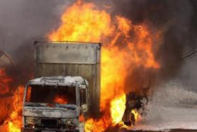 Bakıda yük maşını yanıb