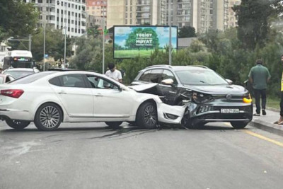 “Gənclik” parkın yaxınlığında 2 avtomobil toqquşub