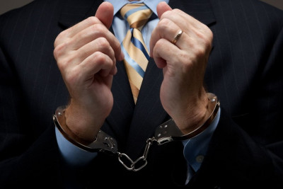 Dələduzluğa görə fəaliyyəti dayandırılan vəkil həbs edilib