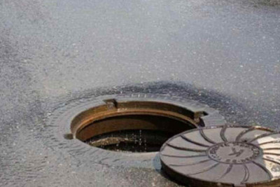 “Alov qüllələri” qarşısında kanalizasiya daşıb