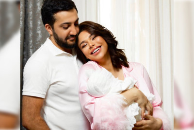 Aysun körpəsini qızıl suyunda çimizdirib