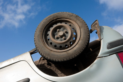 Sabunçuda yük maşını aşıb