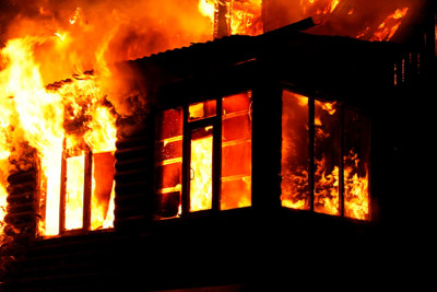 Binəqədi rayonunda ev yanıb