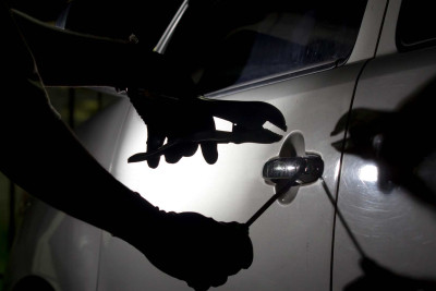 Binəqədi: Çiçək qəsəbəsində avtomobildən oğurluq edilib