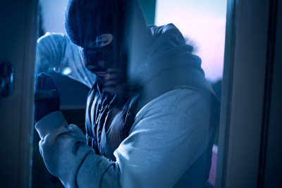 Qaradağda 2 qadının olduğu evə basqın ediblər