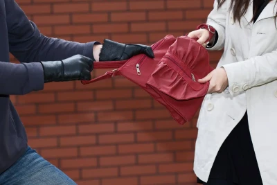 Nərimanov rayonunda 2 qadın qarət olunub