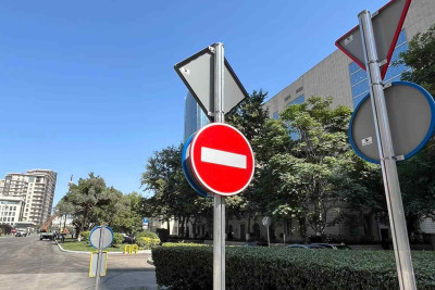 Bakının yeni salınmış yolunda yeni standartlara uyğun olan yol nişanları quraşdırılıb