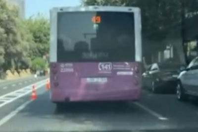Solda velosiped zolağı, sağda parkinq, ortada isə avtobus: AYNA sürücülərin qəzəbinə tuş gəlib