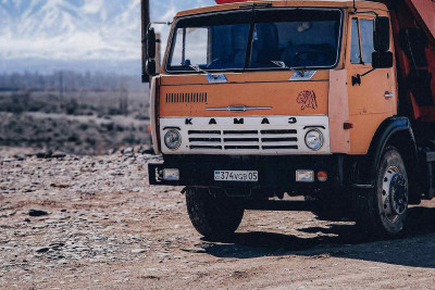 Sürücülər qanunsuz süxur daşımaqla məşğuldurlar