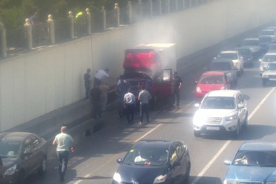 Moskva prospektində avtomobil yanıb