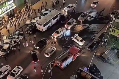 Yasamalda sərnişin avtobusu maşınları əzib