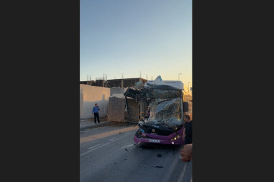 Bakıda sərnişin avtobusu yol qəzasına düşüb