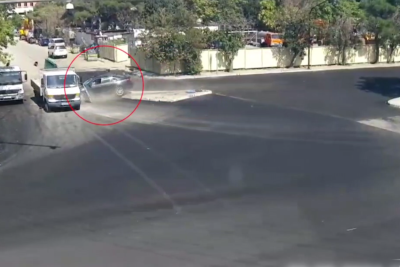 Binəqədidə avtomobil işıqfora çarpılıb